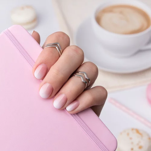 Πώς να αφαιρέσουμε το ημιμόνιμο μανικιούρ στο σπίτι