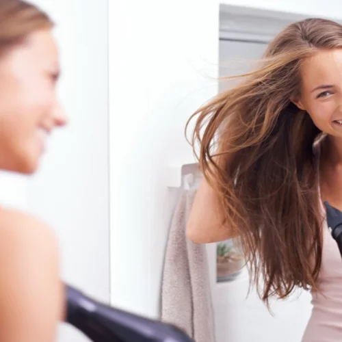 Ταλαιπωρημένα μαλλιά; 4 πράγματα που καταστρέφουν τα μαλλιά (αλλά τα κάνουμε)