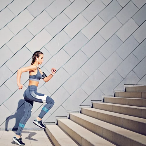 Ασκήσεις στις σκάλες του σπιτιού για γραμμωμένα πόδια και σφιχτούς γλουτούς