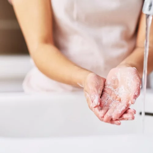 Σκασμένα και αφυδατωμένα χέρια από το πλύσιμο; 5 τρόποι αντιμετώπισης
