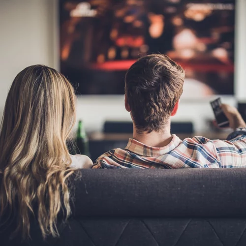 Ταινίες, παραστάσεις, βιβλία: Κατάλογος με δωρεάν υπηρεσίες για όσο διαρκεί η καραντίνα