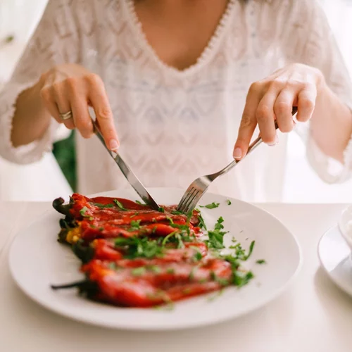 Ο κορονοϊός άλλαξε και τη διατροφή μας: Μαγειρεύουμε περισσότερο, τρώμε περισσότερες θερμίδες και ζάχαρη