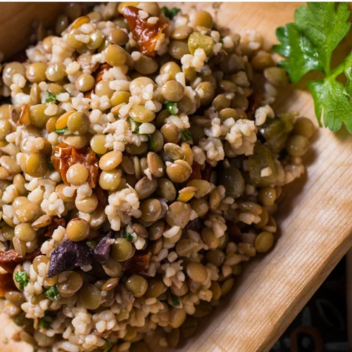 Νηστίσιμη σαλάτα με φακές και κινόα