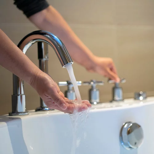 Το ζεστό μπάνιο προστατεύει από τον κορονοϊό; Απαντήσεις και μύθοι για τον κορονοϊό από τον ΠΟΥ