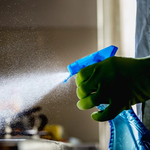 Οινόπευμα, αντισηπτικά ή χλωρίνη; Τι εξουδετερώνει τον κορονοϊό - και άλλα 2 Q+A