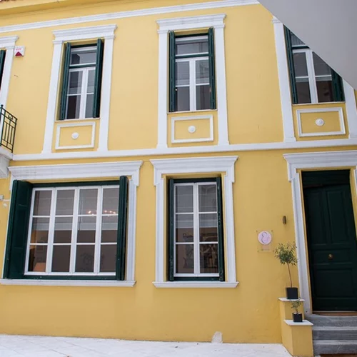 Ο ΜΚΟ «ΜΑΝΑ» #ΜενειΣπίτι και προσφέρει online υπηρεσίες