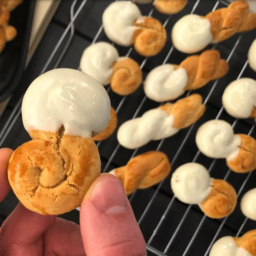 Πασχαλινά κουλουράκια με επικάλυψη λευκής σοκολάτας και λεμόνι