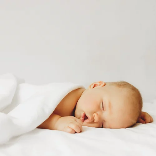 Τρεις βασικές συμβουλές για να κοιμάται το μωρό με ασφάλεια