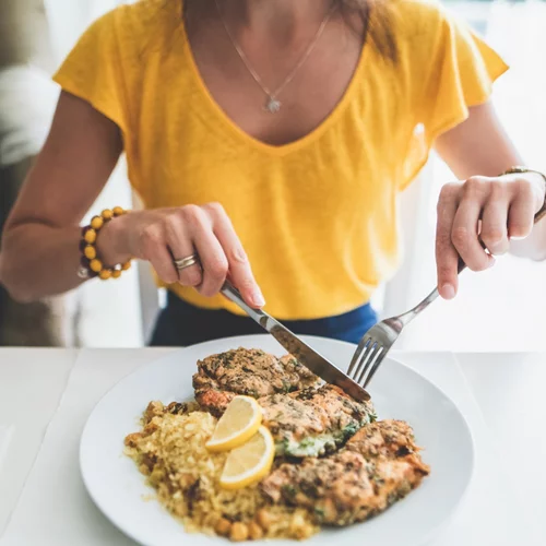 Γιατί τρώω πολύ ενώ δεν πεινάω; Οι λόγοι που το κάνουμε και οι τεχνικές για να το μειώσουμε