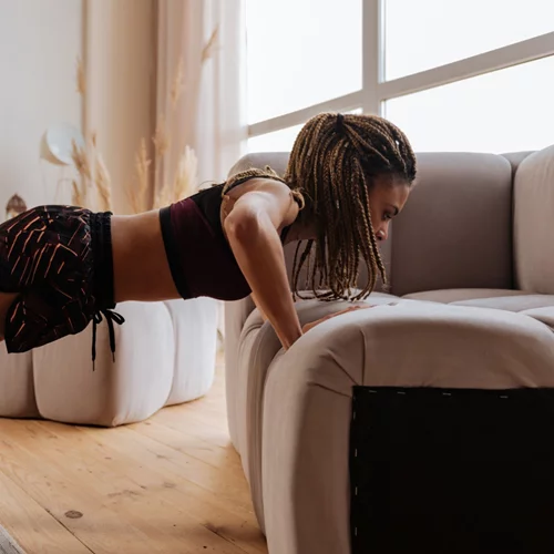 Γυμναστική στο σπίτι: 7 ασκήσεις για όλο το σώμα που μπορείς να κάνεις από τον καναπέ σου