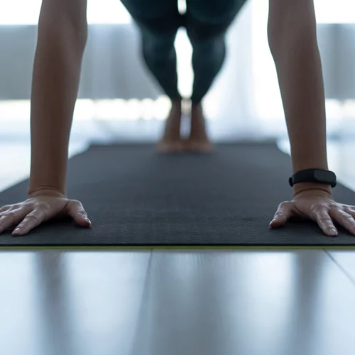 16 ασκήσεις για όλο το σώμα με 6 μπουκάλια νερού από την Χριστίνα Μαυρίδου