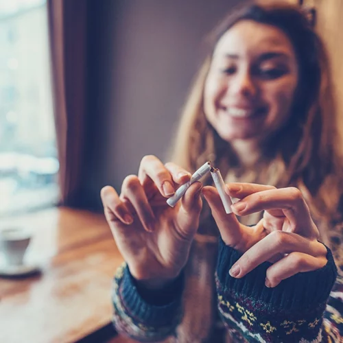 Νέα έρευνα: Ακόμη κι αν καπνίζεις «λίγο» κινδυνεύεις πολύ από καρκίνο του πνεύμονα. Plus: Το βασικό σύμπτωμα στις γυναίκες