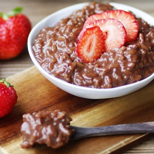 Ρυζόγαλο με Καστανό Ρύζι 10’ με σοκολάτα, πορτοκάλι και φράουλες