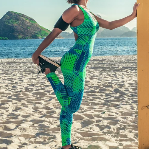 Οι ασκήσεις για γλουτούς και σώμα στην παραλία, τη θάλασσα και την πισίνα από την Ελένη Πετρουλάκη