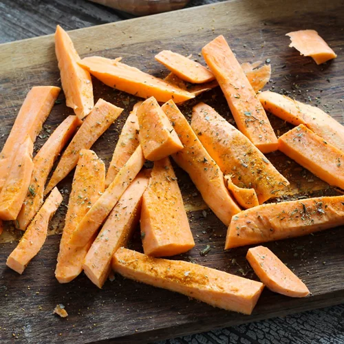 Γλυκοπατάτες-ραβδάκια στον φούρνο με μπαχαρικά