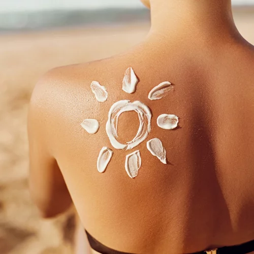 Αντηλιακή προστασία το καλοκαίρι: Η σειρά που καλύπτει ταυτόχρονα 6 σημαντικές ανάγκες