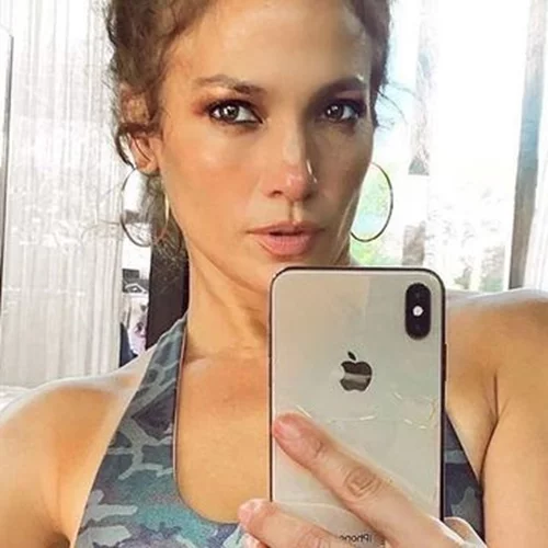 Το αποδοτικό 20λεπτο πρόγραμμα γυμναστικής της Τζένιφερ Λόπεζ που κάνει με όλη την οικογένεια