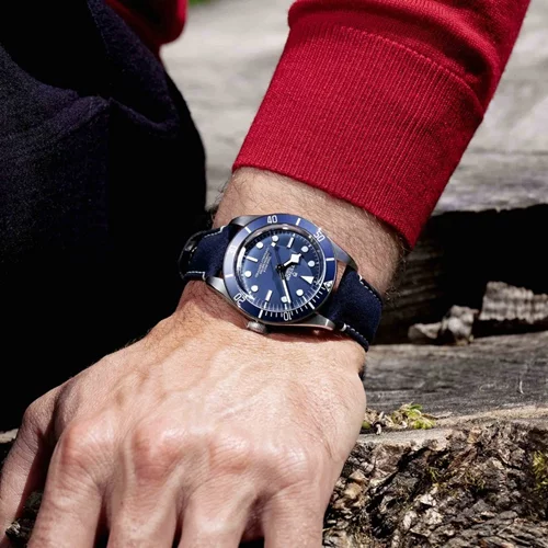 Navy Blue: Tο νέο μοντέλο που θα γοητεύσει τους λάτρεις των vintage compact ρολογιών