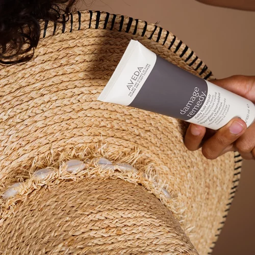 Περιποίηση μαλλιών το καλοκαίρι: Τα προϊόντα Aveda που ξεχωρίσαμε στις πιο HOT τιμές