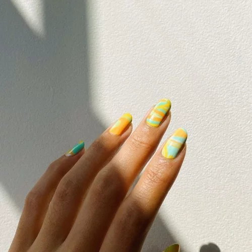 Ξεκινάμε τη νέα εβδομάδα με pop χρώματα στα νύχια και διάθεση στα ύψη