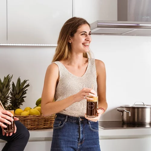 Τι να πιω το καλοκαίρι; 4 βασικοί λόγοι που ο frappé είναι το ιδανικό ρόφημα για την παραλία