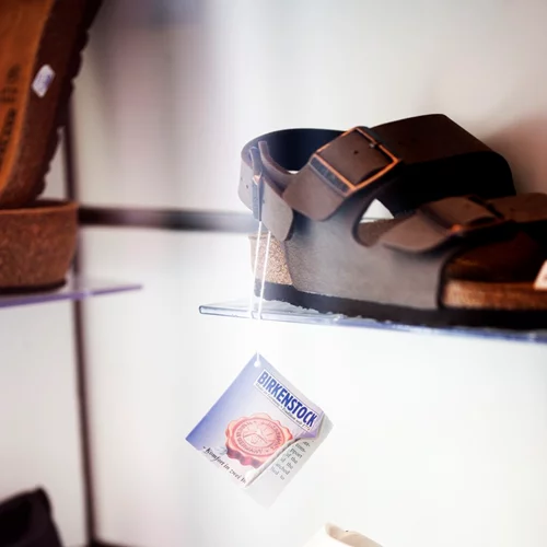 Shop & Trade: Δωρίζει 300 ζευγάρια παπούτσια Birkenstock Professional στο ιατρικό και  νοσηλευτικό προσωπικό των ΜΕΘ