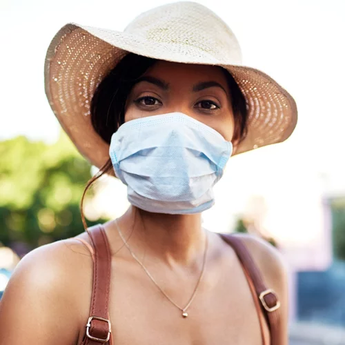 Προστατευτική μάσκα προσώπου το καλοκαίρι: Πώς θα αποτρέψεις την ακμή που μπορεί να προκαλέσει;