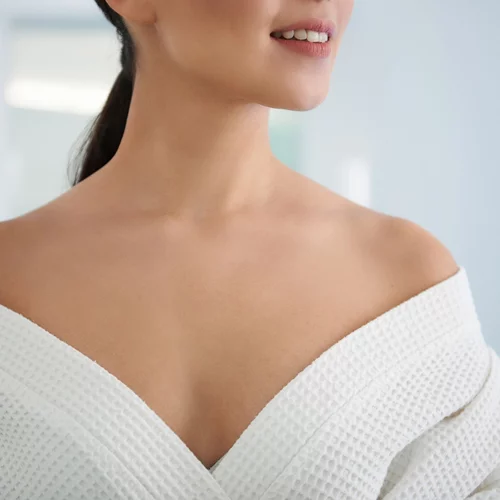 Η skincare ρουτίνα που θα σας χαρίσει νεανική εμφάνιση στο ντεκολτέ