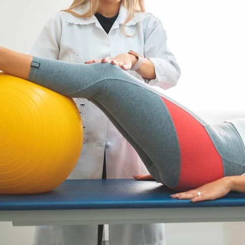 Φυσίατρος, ορθοπεδικός, φυσικοθεραπευτής: Σε ποιον να απευθυνθείς;