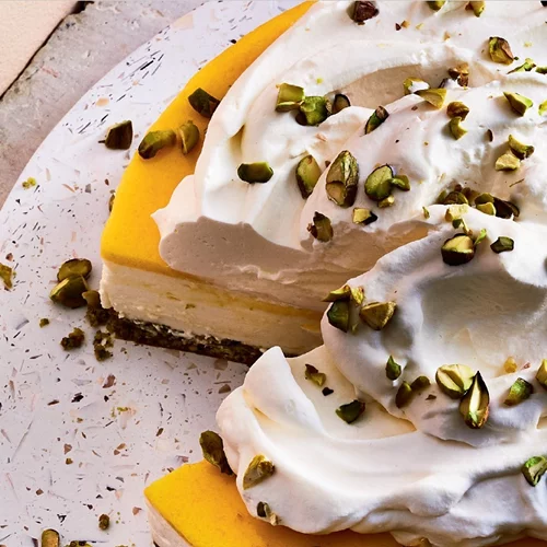 Εύκολο και δροσιστικό τσιζκέικ με κρέμα λεμονιού και φιστίκια