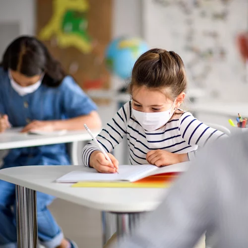 Q+A: Μπορεί η μάσκα στα παιδιά να προκαλέσει πρόβλημα; Ποια ανήκουν στις ευπαθείς ομάδες; Οι απαντήσεις από την Ελληνική Παιδοπνευμονολογική Εταιρεία