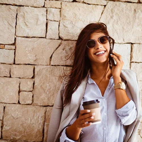 Το blazer είναι το απαραίτητο κομμάτι του φθινοπώρου | Βρήκαμε οικονομικές και fashionable επιλογές