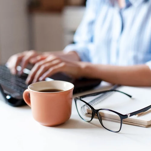 Πώς θα συνεχίσεις να είσαι παραγωγική μετά τις 3 μ.μ. στο γραφείο