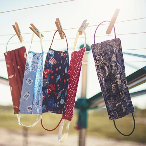 Τώρα που είναι υποχρεωτική η χρήση μάσκας: Ποιο ύφασμα να προτιμήσεις και σε τι διαφέρει η υφασμάτινη μάσκα από τη χειρουργική