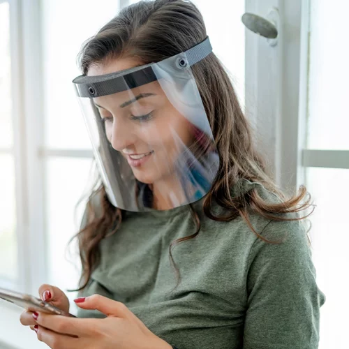 Είναι καλή ιδέα να φορέσεις μάσκα - ασπίδα; Είναι ασφαλές να τη φοράνε στις σχολές, στα εστιατόρια, στις καφετέριες;