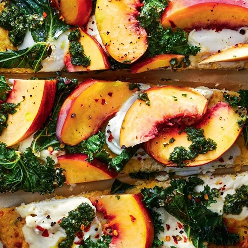 Πίτσα με μπουράτα, ροδάκινο και kale σε βάση από κολοκυθάκια