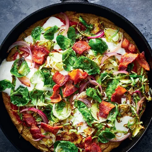 Πίτσα με λαχανάκια Βρυξελλών, μπέικον και κόκκινο κρεμμύδι σε βάση από κινόα