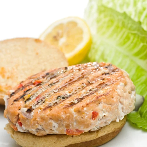 Μπιφτέκια σολομού με σος γιαουρτιού από τη διατροφολόγο Σταυρούλα Κρίκη