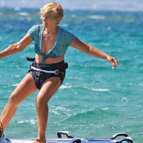 Αναστασία Γερολυμάτου: Στα ρεκόρ Γκίνες η 82χρονη windsurfer