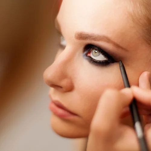 Η νέα εκδοχή του eyeliner που προτείνει ο Peter Philips