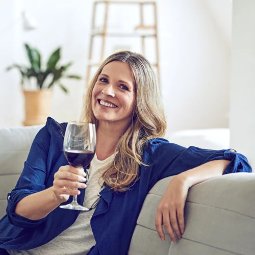 Αλκοόλ στην εμμηνόπαυση: Πώς επηρεάζει τα συμπτώματα, πώς μπορεί να αυξήσει τους κινδύνους για την υγεία