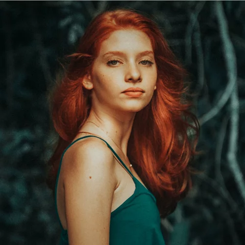 Το τρικ για να διατηρήσεις έντονο το κόκκινο (αλλά και κάθε χρώμα) στα μαλλιά σου