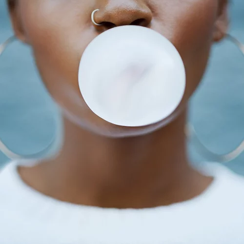 Κατάποση τσίχλας: Τι (πραγματικά) συμβαίνει στον οργανισμό μας;