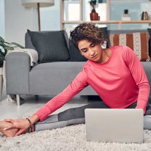 Οι διατάσεις των 2' που χρειάζεσαι αν είσαι καθιστή πολλές ώρες (για να... ισιώσεις!)