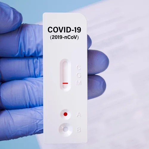 Έχεις θετικό τεστ στον κορονοϊό αλλά είσαι ασυμπτωματική; Θα παρουσιάσεις συμπτώματα; Μπορείς να μεταδώσεις τον ιό;