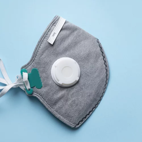 Μάσκες με βαλβίδα: Γιατί δεν πρέπει να τις φοράς και γιατί να κρατάς απόσταση αν φοράει άλλος