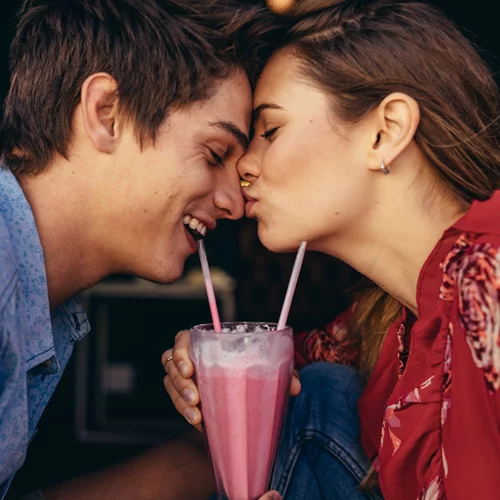 Πώς θα καταλάβω αν με θέλει ή αν δεν είναι συναισθηματικά διαθέσιμος;