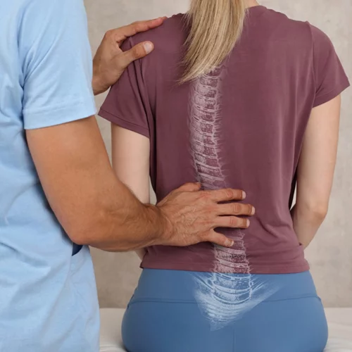 Σκολίωση | Ο πόνος που προκαλεί και οι τρόποι αντιμετώπισης