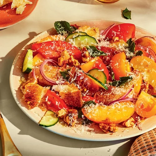 Σαλάτα με ψωμί από ροδάκινο, αγγούρι ντομάτα και καρύδια