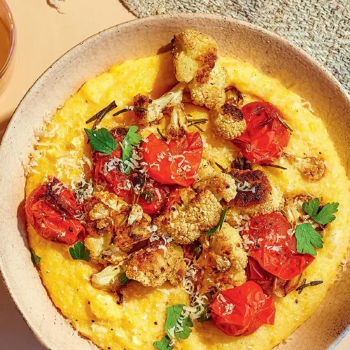 Κουνουπίδι ραγού και ντομάτα πάνω σε πολέντα με τραγανό δεντρολίβανο